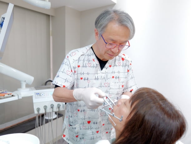器具を使ったむし歯治療のようす