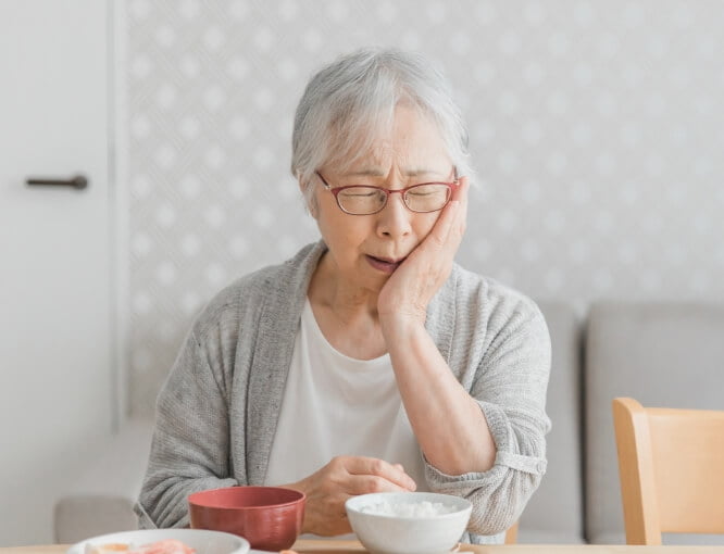 歯が痛い高齢女性